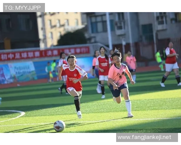 掌握足球招数提升技艺解析球场上的精彩瞬间与战术运用